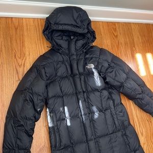 The North Face women’s black puffer coat 600 size small used good cond no tears